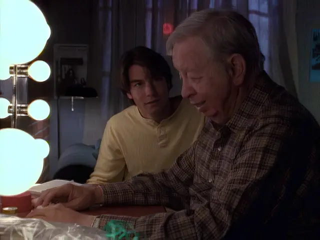 Jerry O'Connell looking at guest star Mel Tormé in the Sliders episode Greatfellas